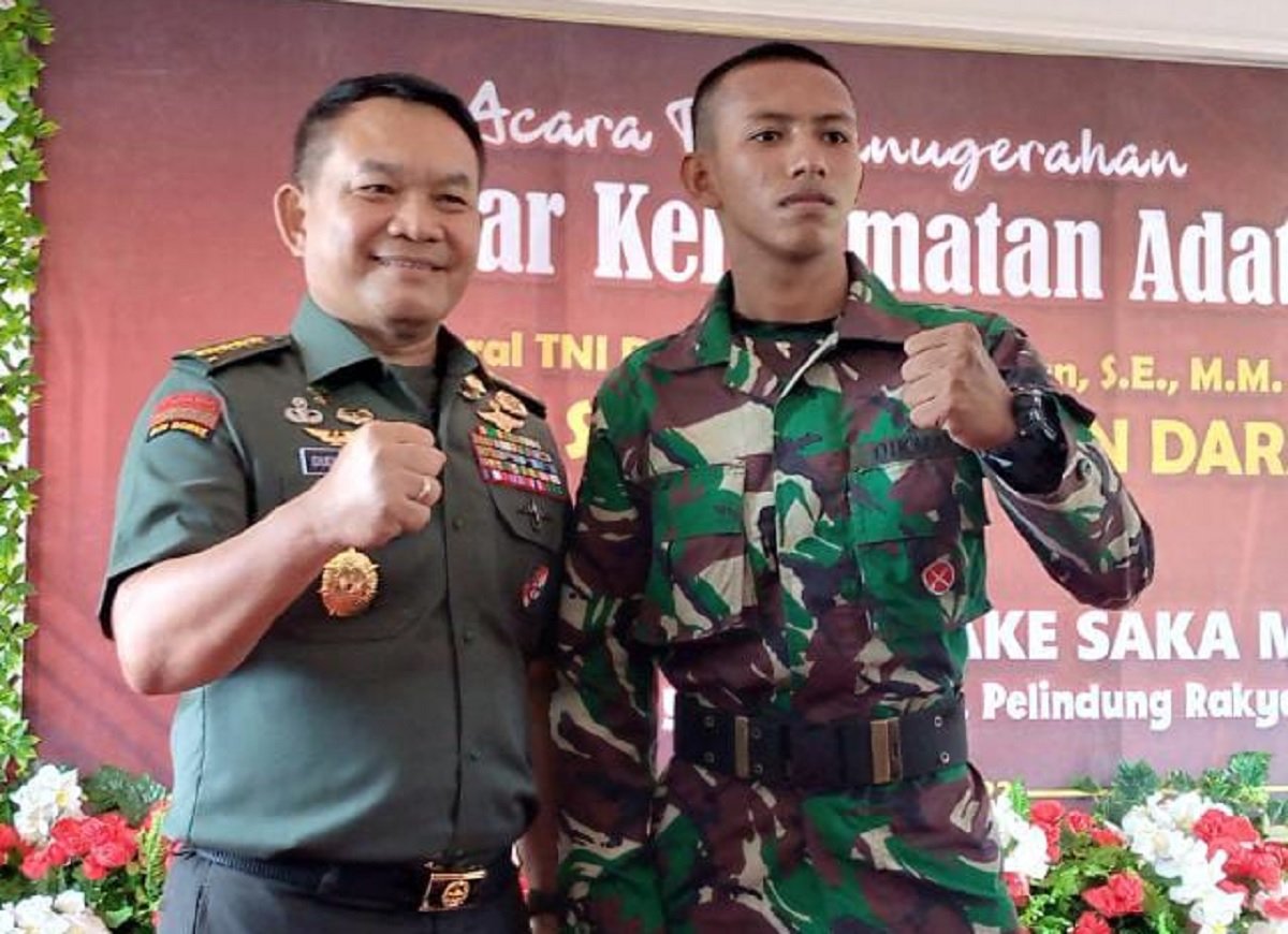 Calon Prajurit TNI AD Henz DJ Songjanan (kanan) bersama petinggi TNI AD Kodam XVI Pattimura (Foto : Istimewa)