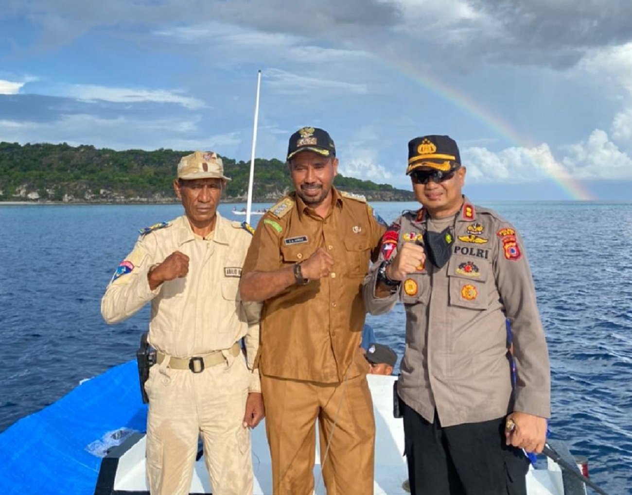Kapolres MBD, AKBP Dwi Bachtiar Rivai didampingi Camat Wetar Barat, Brig Satpolair Polda Maluku, saat melaksanakan patroli keamanan hingga perbatasan laut antara negara Indonesia dengan Timor Leste.