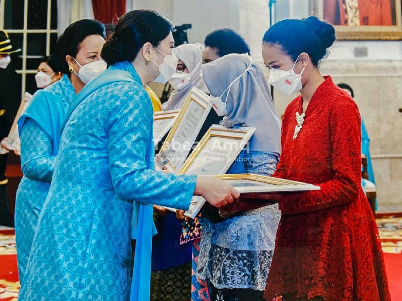 Kezia Arabelle Tulalessy saat menerima penghargaan dari Pembina OASE KIM, Iriana Joko Widodo di Istana Negara Kamis, (21/04/2022).  /IST