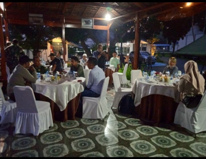 Para Jurnalis dan Lantamal Ambon saat berbuka puasa bersama.