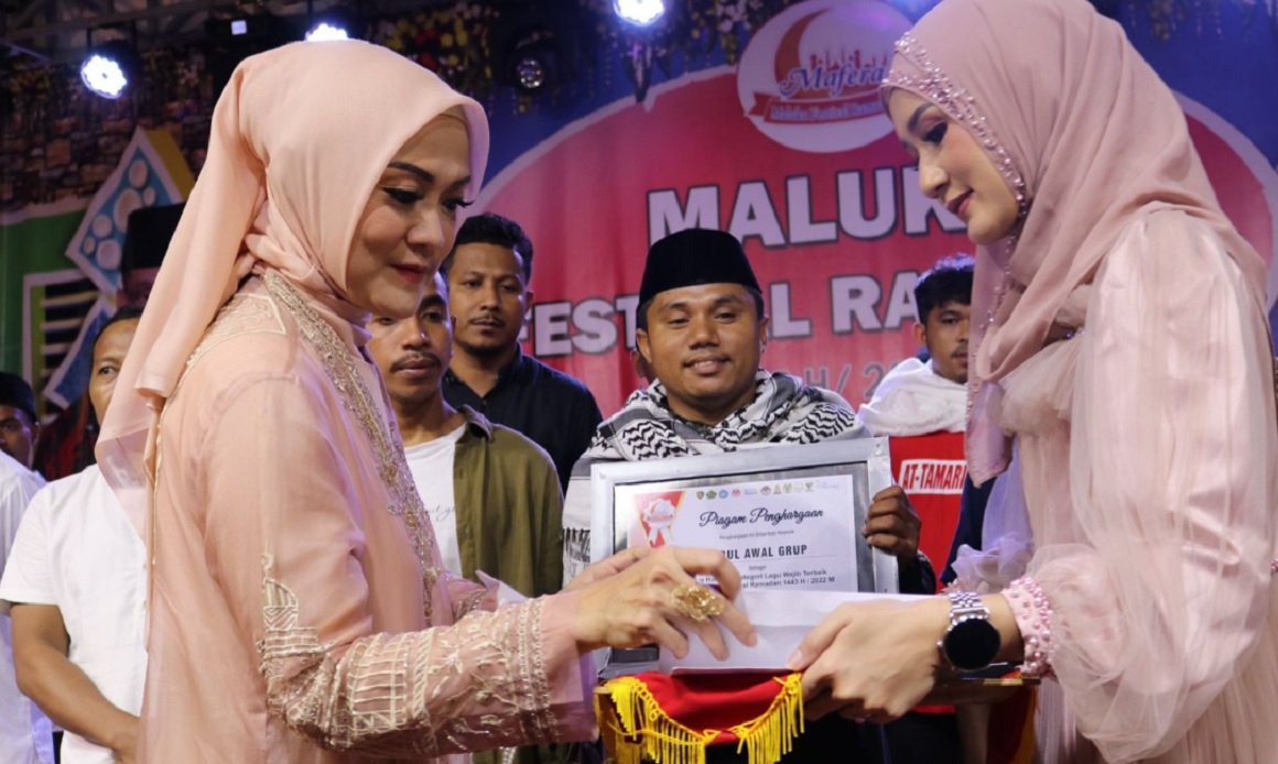 Ketua DPD LASQI Maluku Ny. Widya Pratiwi Murad Ismail  saat menyerahkan piagam dan hadiah kepada para pemenang