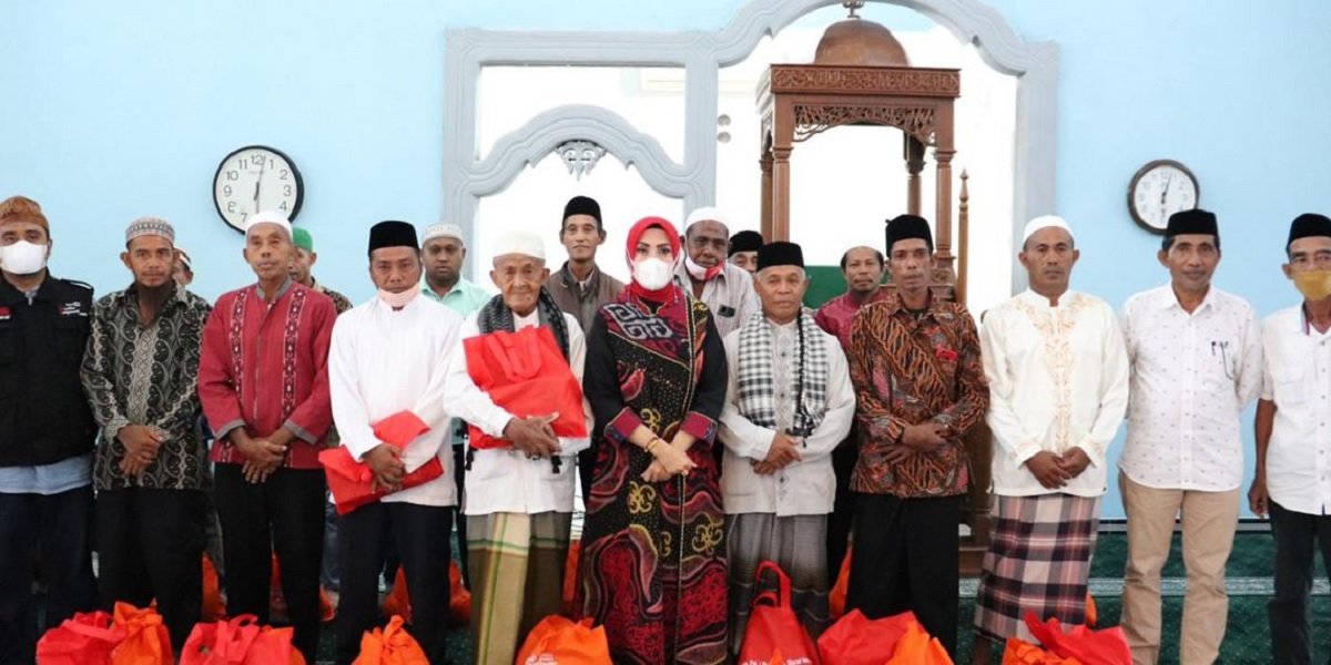 Pimpinan Majelis Taklim Nur Asiah Widya Pratiwi Murad Ismail saat berpoese dengan pengurus masjid di Kecamatan Salahutu, Sabtu (9/4/2022) (Foto : Biro Adpim)