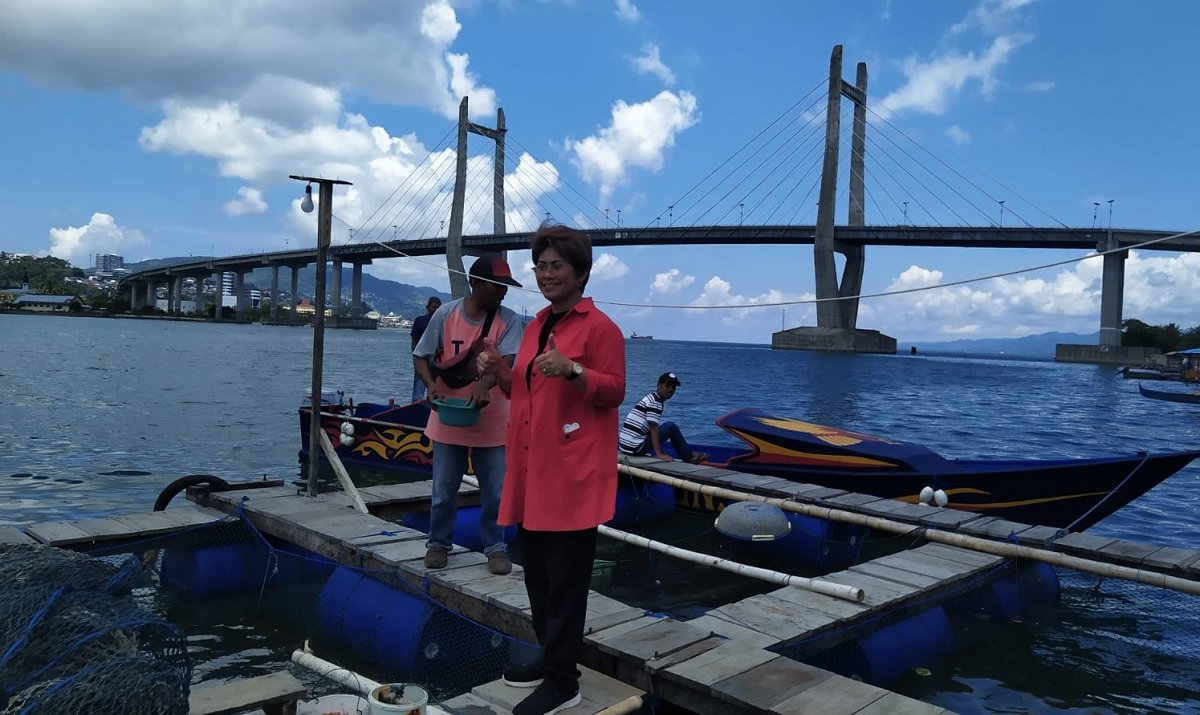 Anggota Komisi VII DPR RI Mercy Chriesty Barends meninjau keramba jaring apung bantuan Badan Riset dan Inovasi nasional (BRIN) di Desa Poka, Kecamatan Teluk Ambon, Kota Ambon, Rabu (6/4/2022)