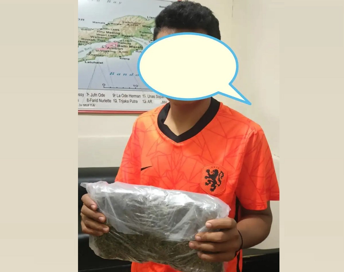 MT warga Gang Singa Kelurahan Karang Panjang Kota Ambon, saat diringkus polisi bersama barang bukti berupa 1 kilogram ganja kering