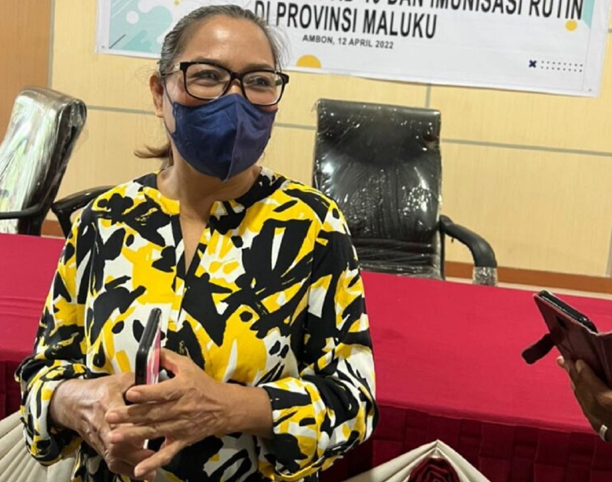 Direktur Yayasan Pelangi Rossa Pentury memberikan penjelasan kepada Pers saat Briefing Media bertajuk 'Vaksinasi Covid 19 dan Imunisasi Rutin di Provinsi Maluku', Selasa (12/04/2022).