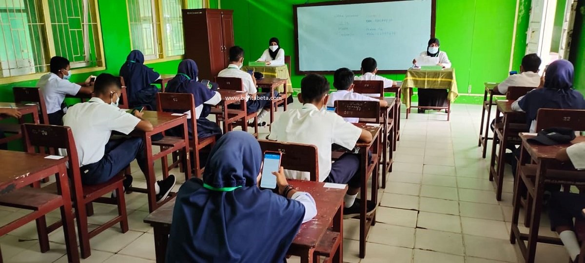 Siswa-siswi Kelas IX tengah menjalani ujian madrasah pada MTs Negeri 4 Maluku Tengah, Provinsi Maluku.