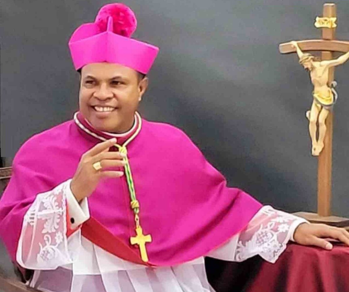 Uskup Dioksis Amboina Mgr Seno Ngutra