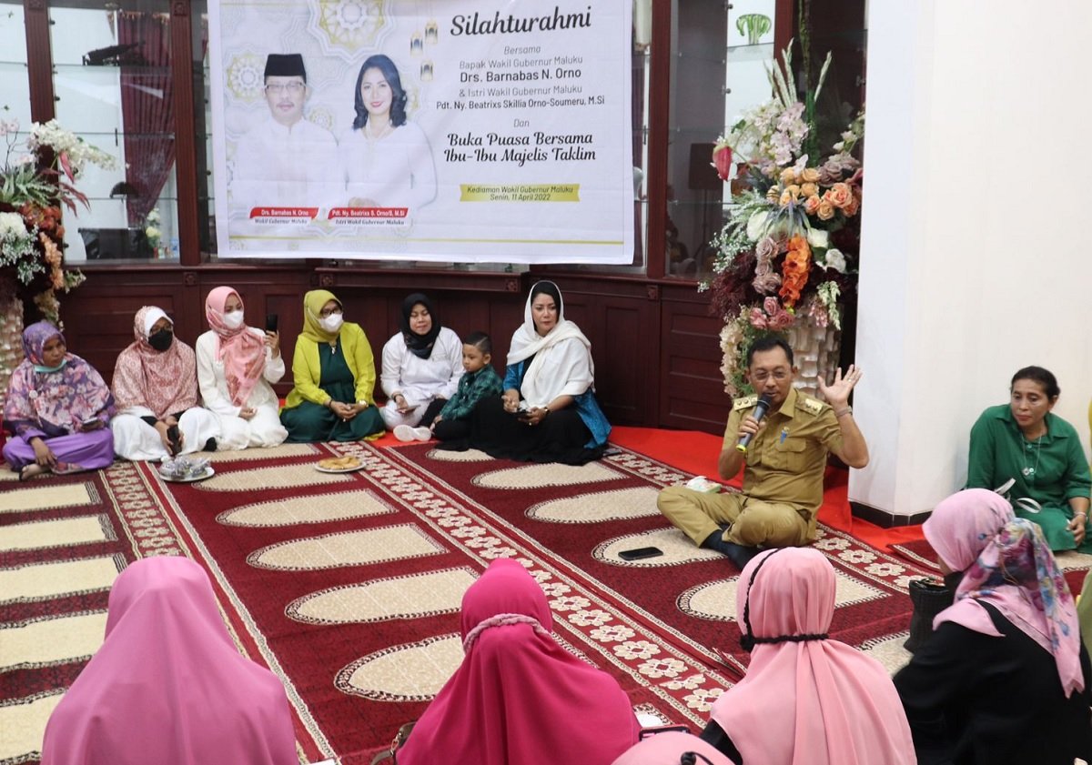 Wakil Gubernur Maluku Barnabas Natanhiel Orno saat memberikan sambutan pada acara buka puasa bersama dengan Majelis Taklim (MT) se-Kota Ambon di kediaman kawasan  Karang Panjang Ambon, Senin, (11/04/2022).