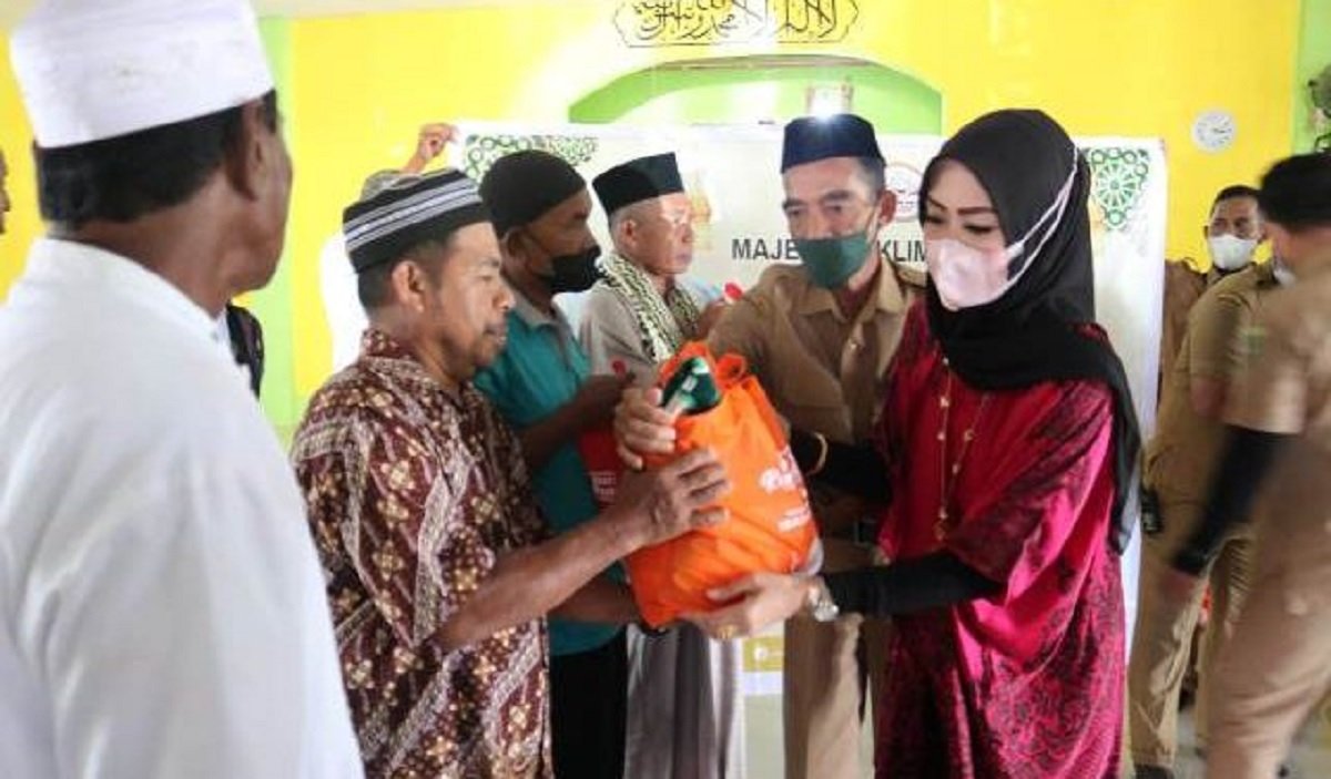 Ketua Majelis Taklim (MT) Nur Asiah Provinsi Maluku Ny. Hj. Widya Pratiwi Murad Ismail (MI) dan sejumlah pengurus majelis menyalurkan sebanyak 224 paket sembako kepada sejumlah penghulu masjid di Kota Ambon.
