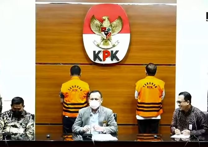 Foto Ilustrasi Richard Louhenapessy, eks Walikota Ambon (posisi kiri belakang), dan Staf Tata Usaha Pimpinan Pemkot Ambon Andrew Erlin Hehanussa berpadu rompi oranye. /Tangkapan Layar BB