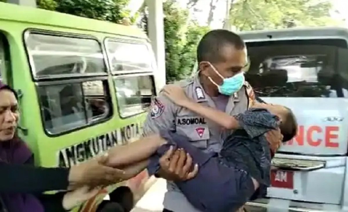 Korban Helmi Ahmad Latuapo saat dievakuasi Anggota Pos Yan Hunimua sesaat insiden tumbangnya pohon di Pantai Liang, Sabtu (7/5/2022)