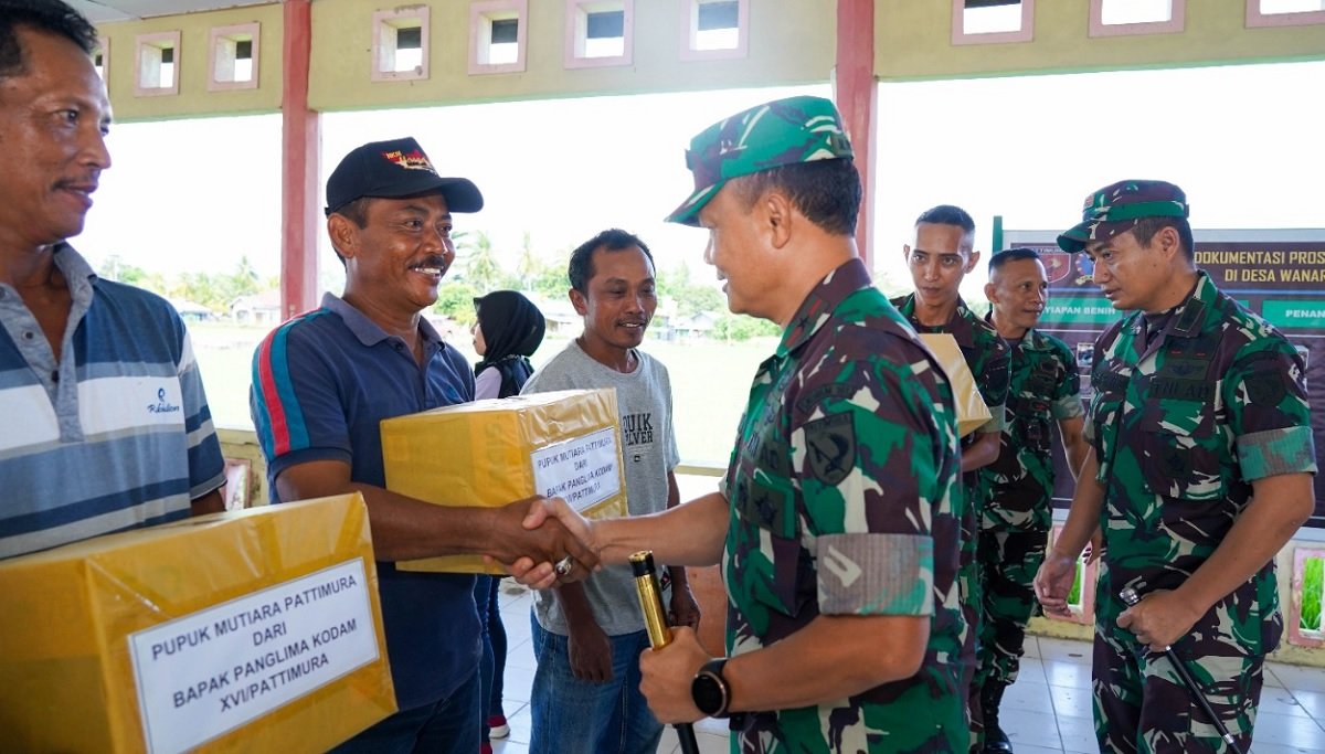 Pangdam XVI/Pattimura, Mayjen TNI Richard Tampubolon menyerahkan paket bantuan pupuk kepada petani di Desa Wanareja, Kecamatan Waeapo, Kabupaten Buru.