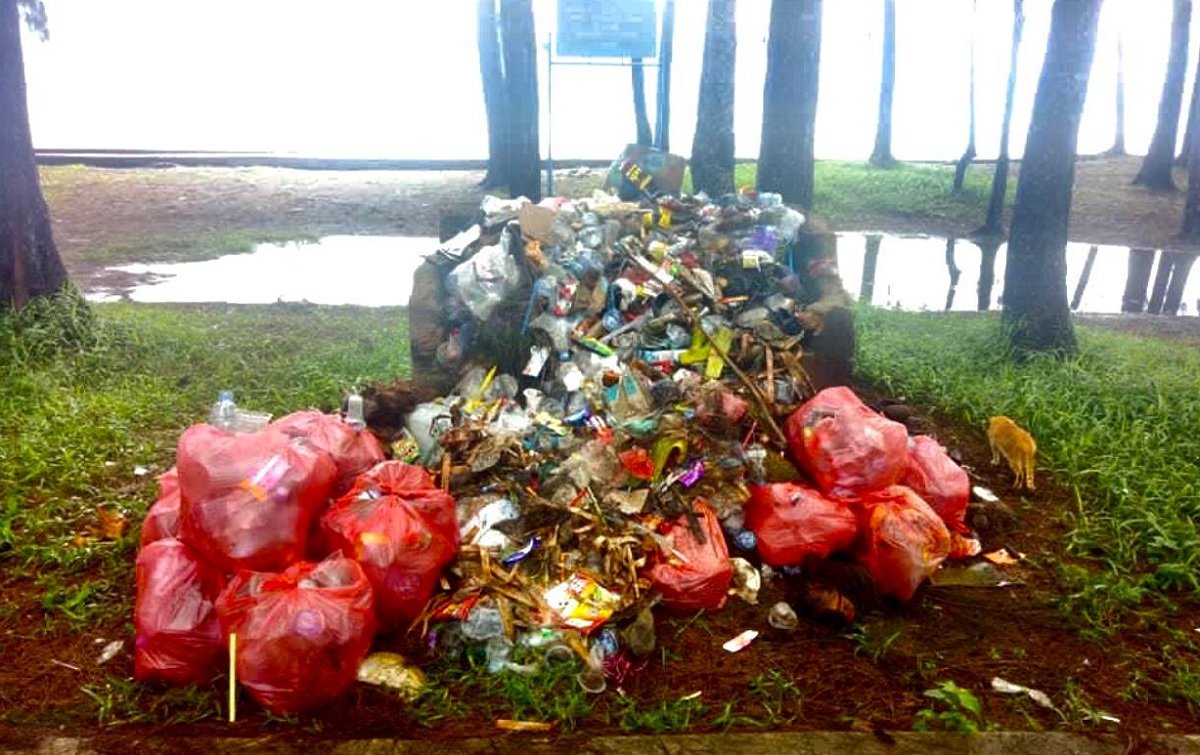 Sampah yang berhasil dipugut  oleh Komunitas Anak Wanu Peduli Sampah [Kawanusa]  di Pantai Wisata Gumumae, Desa Sesar, Kecamatan Bula, Kabupaten Seram Bagian Timur [SBT]