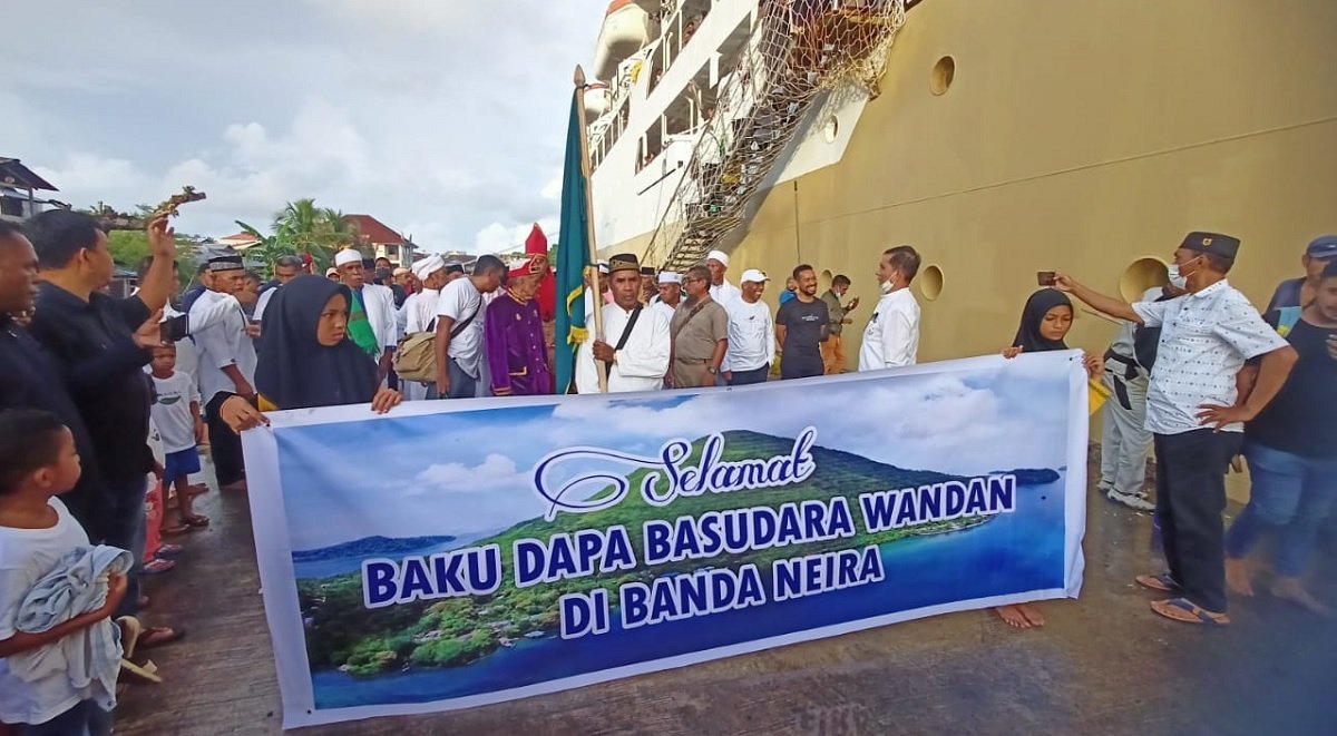 Raja Wandan Haji Udin Latar (tengah) saat bersama rombongan tiba di Pelabuhan Banda Neira, Kepulauan Banda, Kabupaten Maluku Tengah, Kamis (16/6/2022).(Foto: Dok. Muhibah Budaya Jalur Rempah)