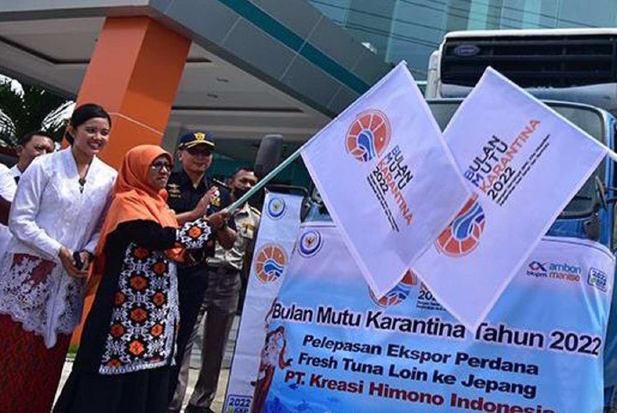 anggota Komisi IV DPR-RI Saadiah Uluputty didampingi  Kepala Kantor Bea Cukai Ambon saat melepas kegiatan eksport ikan Tuna dari Maluku