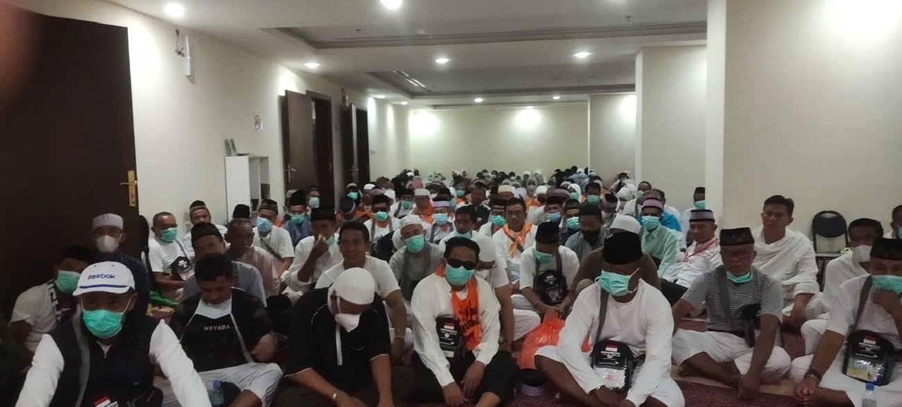 Ratusan JCH Maluku saat mengikuti pembinaan manasik haji dari Tim Konsultan Ibadah Sektor 2 di Mushalla Hotel 203 Shofa Al-Murjan Mekkah. /Foto: M. Hanafi Rumatiga