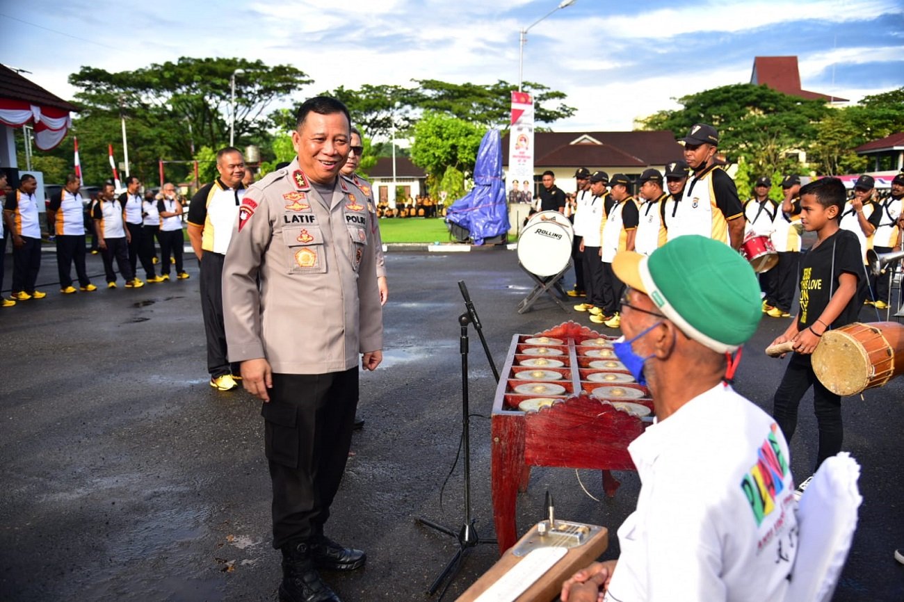 Kapolda Maluku, Irjen Lotharia Latif saat memimpin Gladi Pemecahan rekor MURI Minum Jus Pala Terbanyak di Lapangan Letkol Pol Chr Tahapary Tantui Ambon Jumat (24/06/2022).