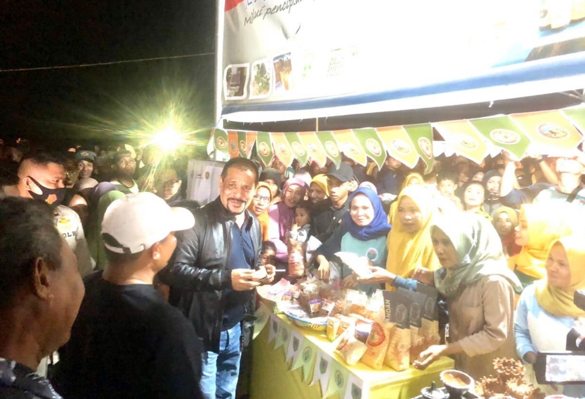 Bupati Kabupaten Seram Bagian Timur [SBT] Abdul Mukti Keliobas saat mengunjungi salah satu stand pameran ekonomi kreatif di Kota Bula