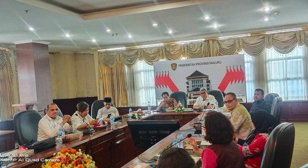 Rapat koordinasi pengembangan kota Langgur, sebagai ibukota Kabupaten Maluku Tenggara antara Pemprov Maluku dengan Pemkab Maluku Tenggara yang berlangsung di lantai VI Kantor Gubernur Maluku, Jumat (24/6/2022).