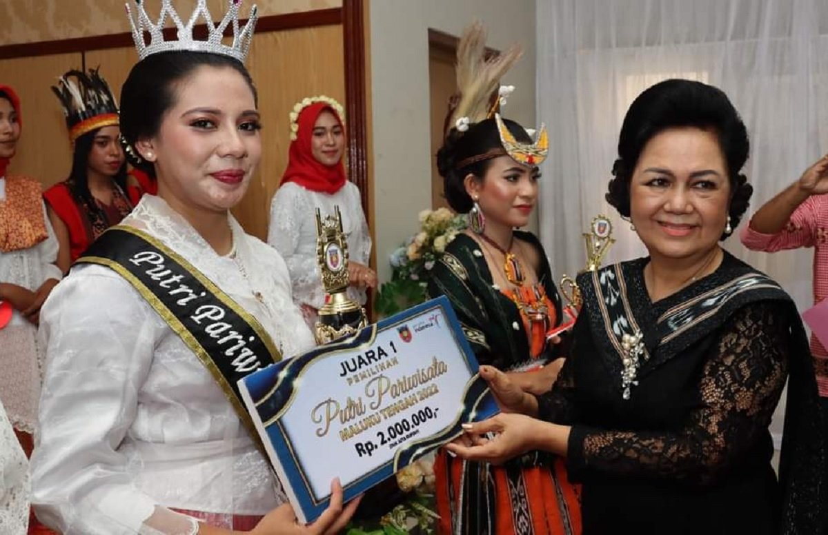 Cindy Imanuella Limalesil saat menerima piagam penghargaan sebagai pemenang lomba pemilihan Putri Pariwisata Maluku Tengah 2022 (Foto: beritabeta.com)