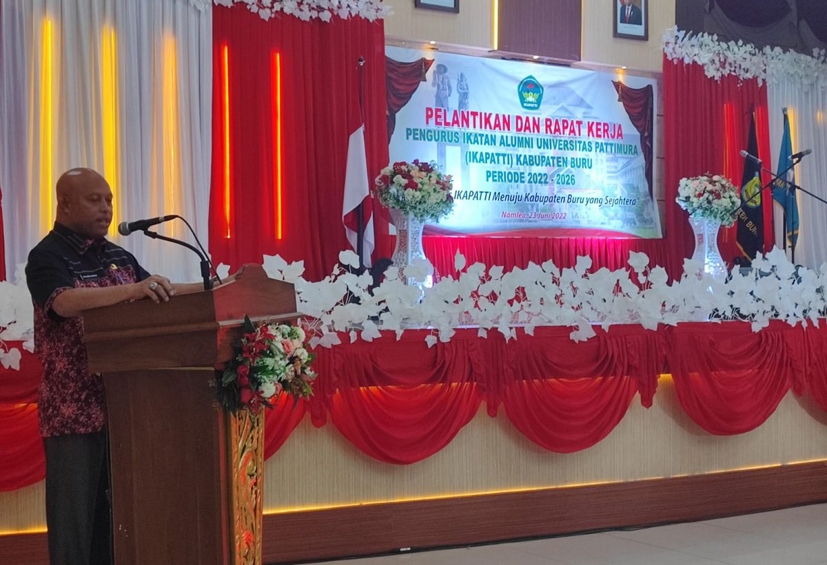 Penjabat Bupati Buru, Djalaluddin Salampessy saat membuka Rakerda DPC Ikatan Alumni Universitas Pattimura (Ikapati) Kabupaten Buru, di Aula Kantor Bupati, Kamis (23/6/2022).