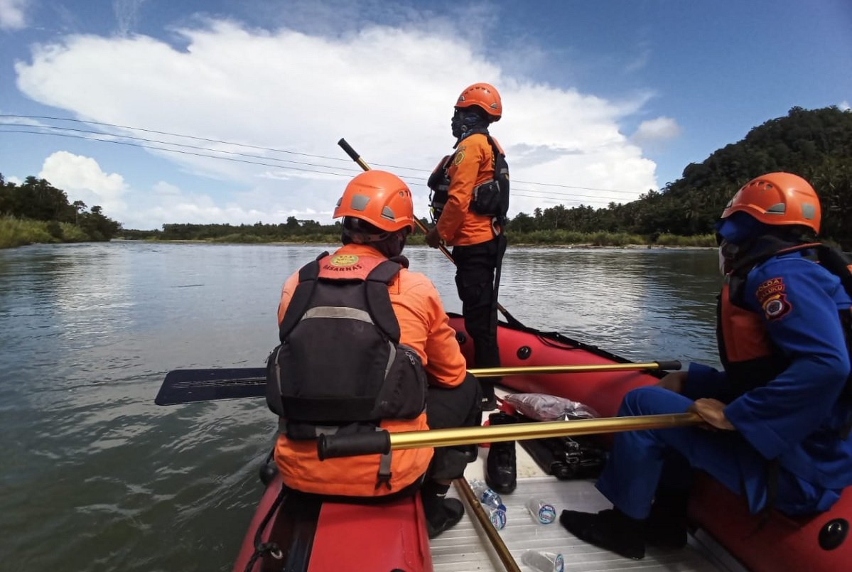 Tim SAR Gabungan melakukan pencarian warga Bursel Tasrik Hitimala dengan menyusuri Sungai Waetina, pada operasi pencarian hari kedua, Sabtu (25/6/2022)