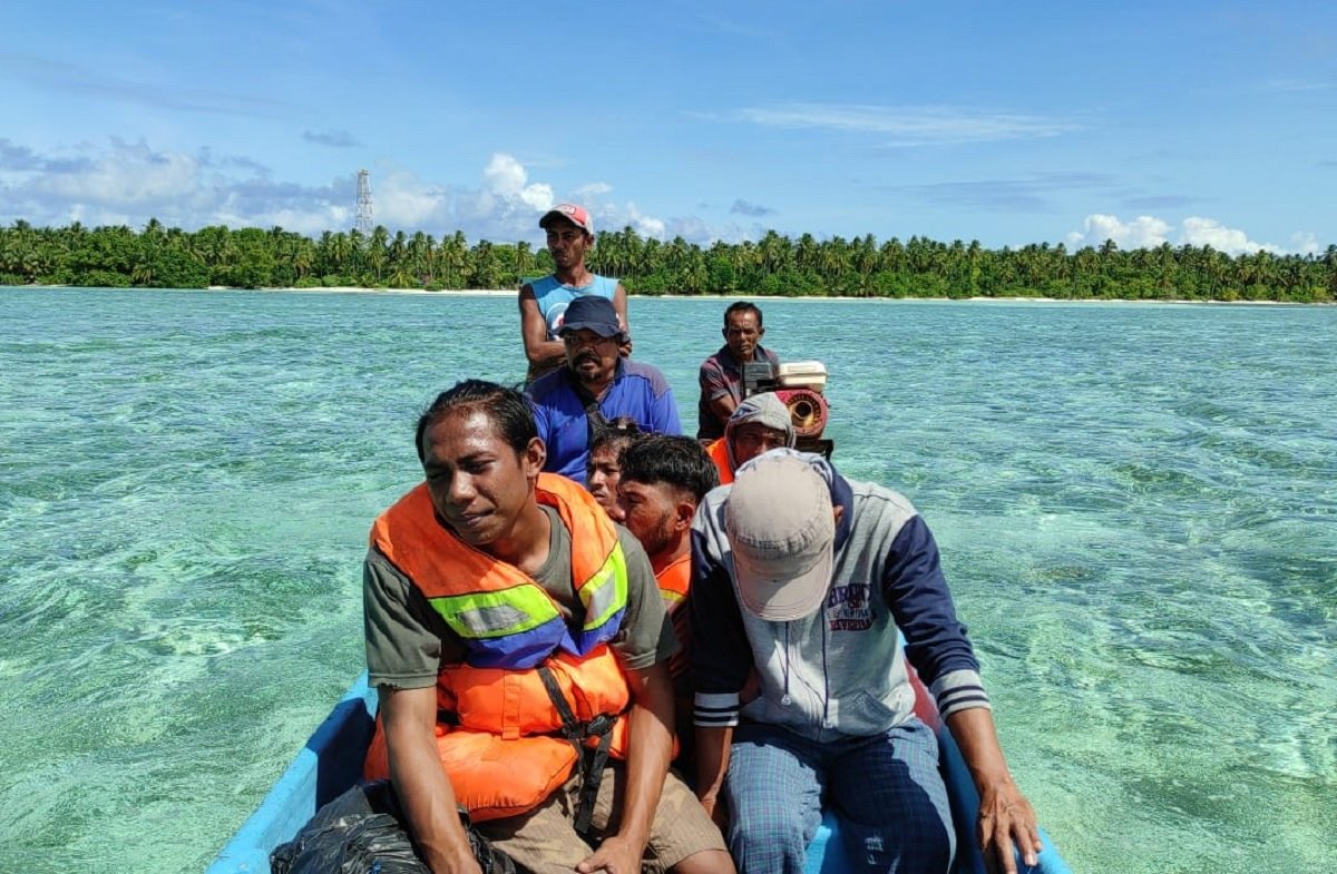 Proses evakuasi Dilakukan Tim SAR gabungan terhadap delapan ABK  KM Rizky Mulia yang tenggelam di di Pulau Mai, Kepulauan Lucipara, Maluku Tengah, Jumat 01 Juli 2022 (Foto : Tim SAR Ambon)