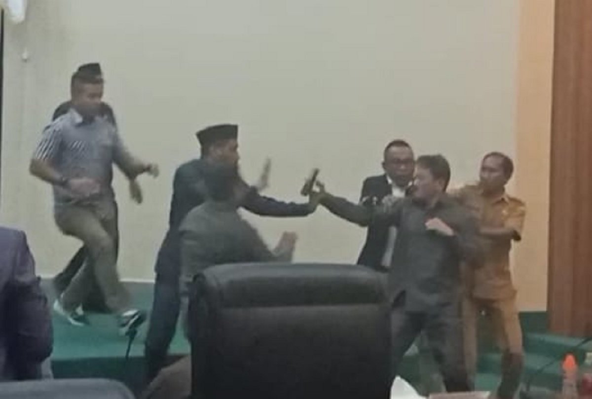 Aksi saling serang tampak terlihat antara Ketua DPRD Buru Muh Rum Soplestuny dan Anggota Erwin Tanaya, Selasa Sore (26/7/2022) (Foto : Istimewa)