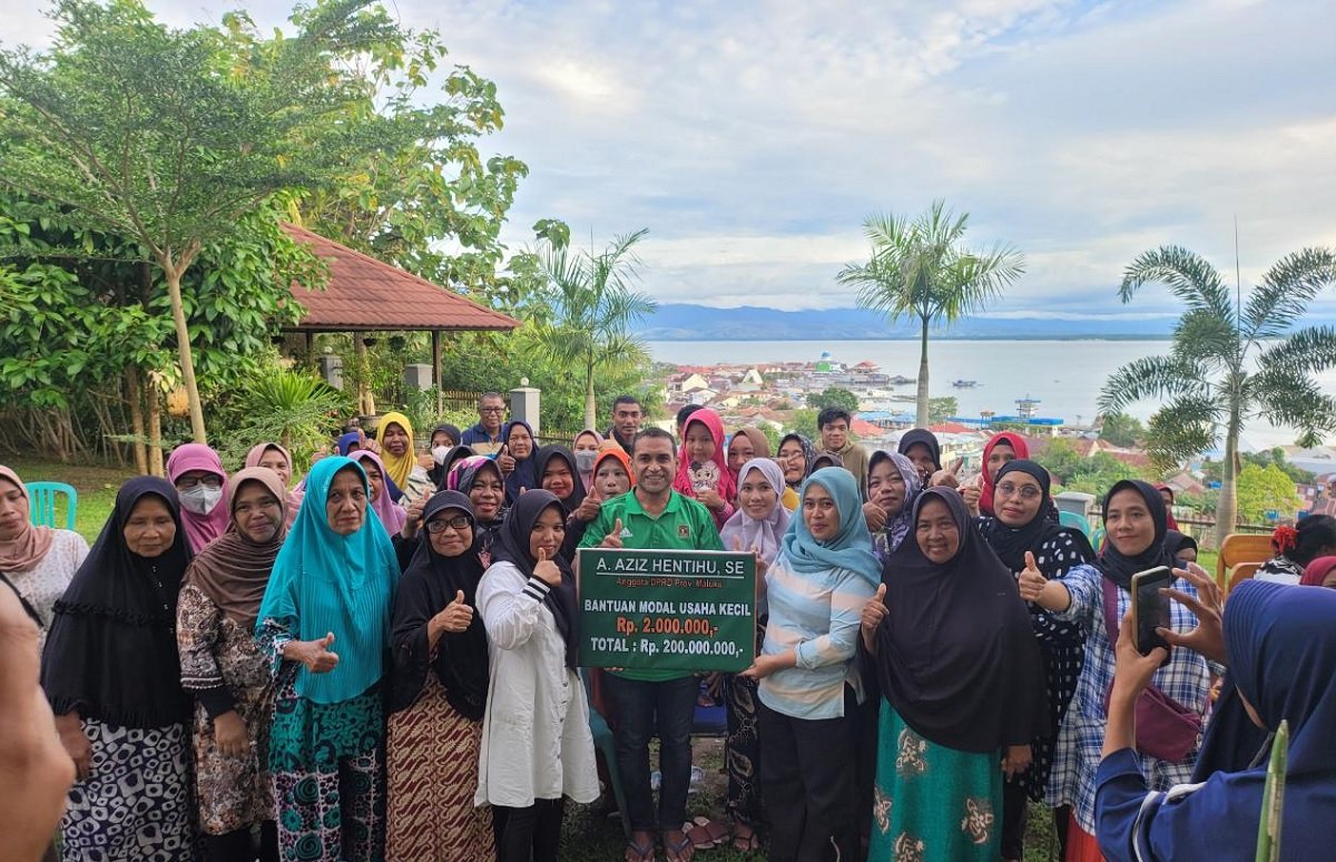 Puluhan perempuan pelaku usaha kecil di Kabupaten Buru berpose bersama dengan Anggota DPRD Maluku Aziz Hentihu usai menerima bantuan modal usaha sebesar Rp 2 juta per orang di Kota Namlea, Rabu (20/7/2022)