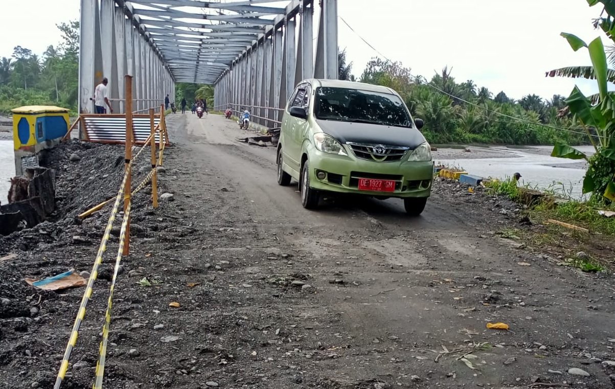Jalur trans seram kembali normal dilalui kendaraan roda empat, setelah oprit Jembatan Kali Mala, Kecamatan Teluk Elpaputih, Kabupaten Maluku Tengah rampung dikerjakan, pada Jumat (22/7/2022) (Foto: Istimewa)