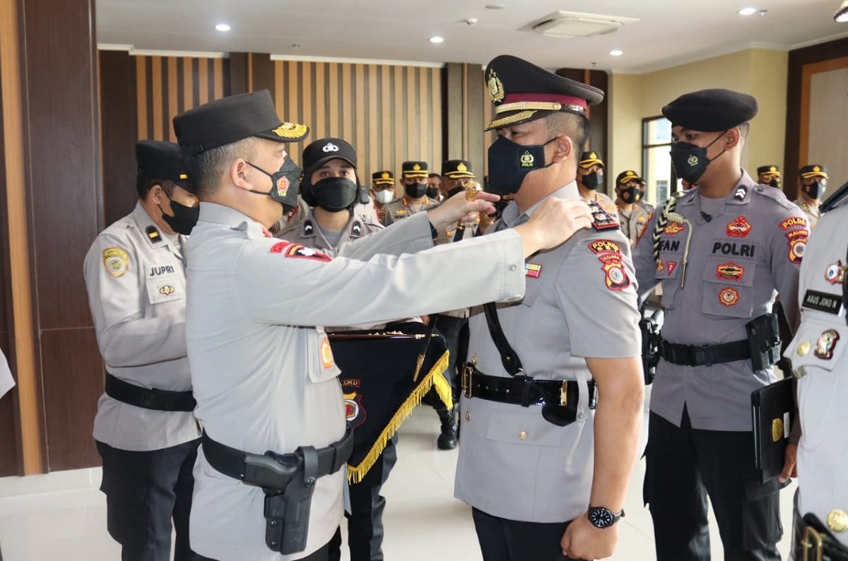 Kepala Kepolisian Daerah Maluku Irjen Pol Drs. Lotharia Latif, memimpin upacara Serah Terima Jabatan (Sertijab) sejumlah perwira di Polda Maluku.
