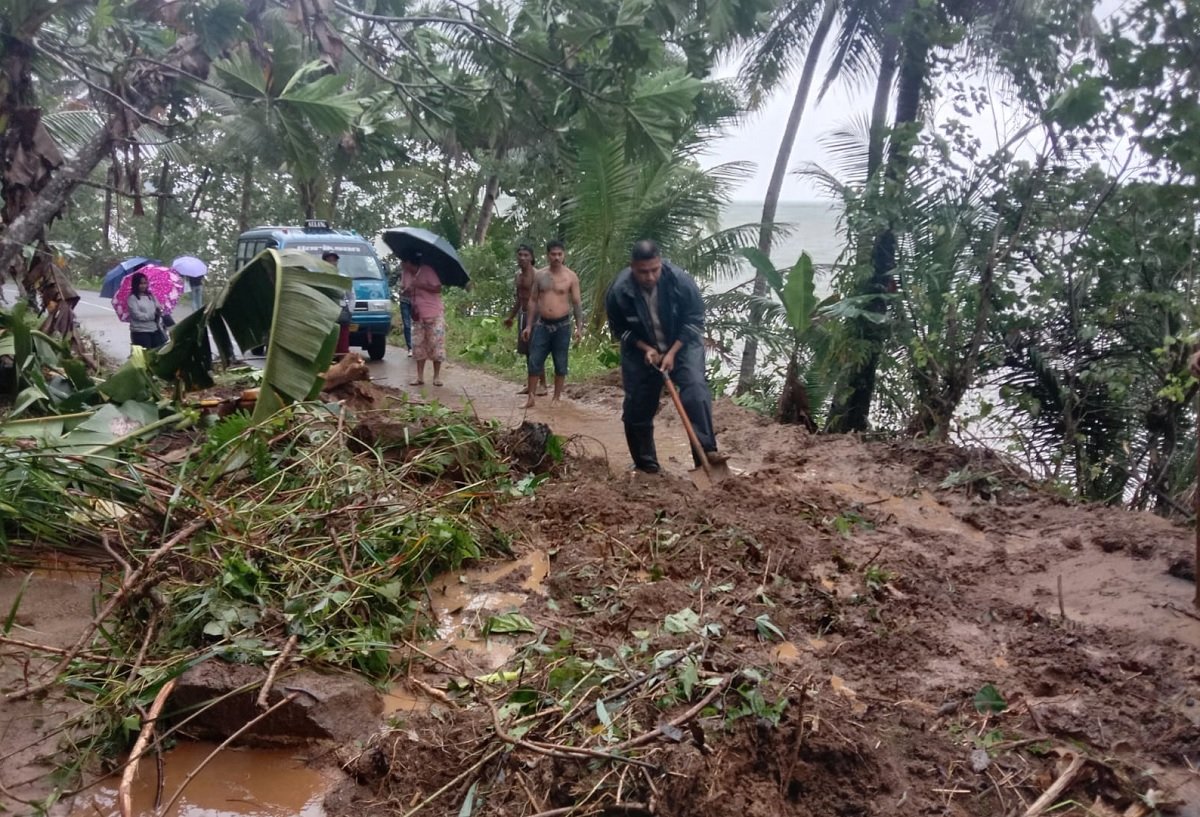 Bencana tana longsor di Desa Liliboy mentup ruas jalan menuju adesa Alang, Kecamatan Leihitu Barat, Selasa (26/7/2022)