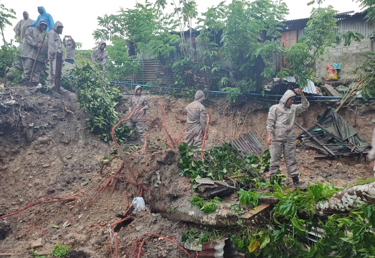 Tim search and rescue (SAR) Kompi 4 Batalyon A Pelopor Satuan Brimob Polda Maluku membersihkan lokasi bencana tanah longsor di Kota Ambon, Senin (11//7/2022) (Foto: istimewah)