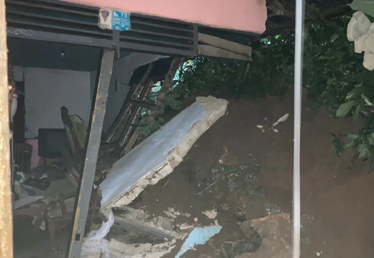 Salah satu rumah warga di kawasan Batu Meja, Kecamatan Sirimau, Kota Ambon, hancur karena tertimbun tanah longsor pada, Senin (19/7/2022)