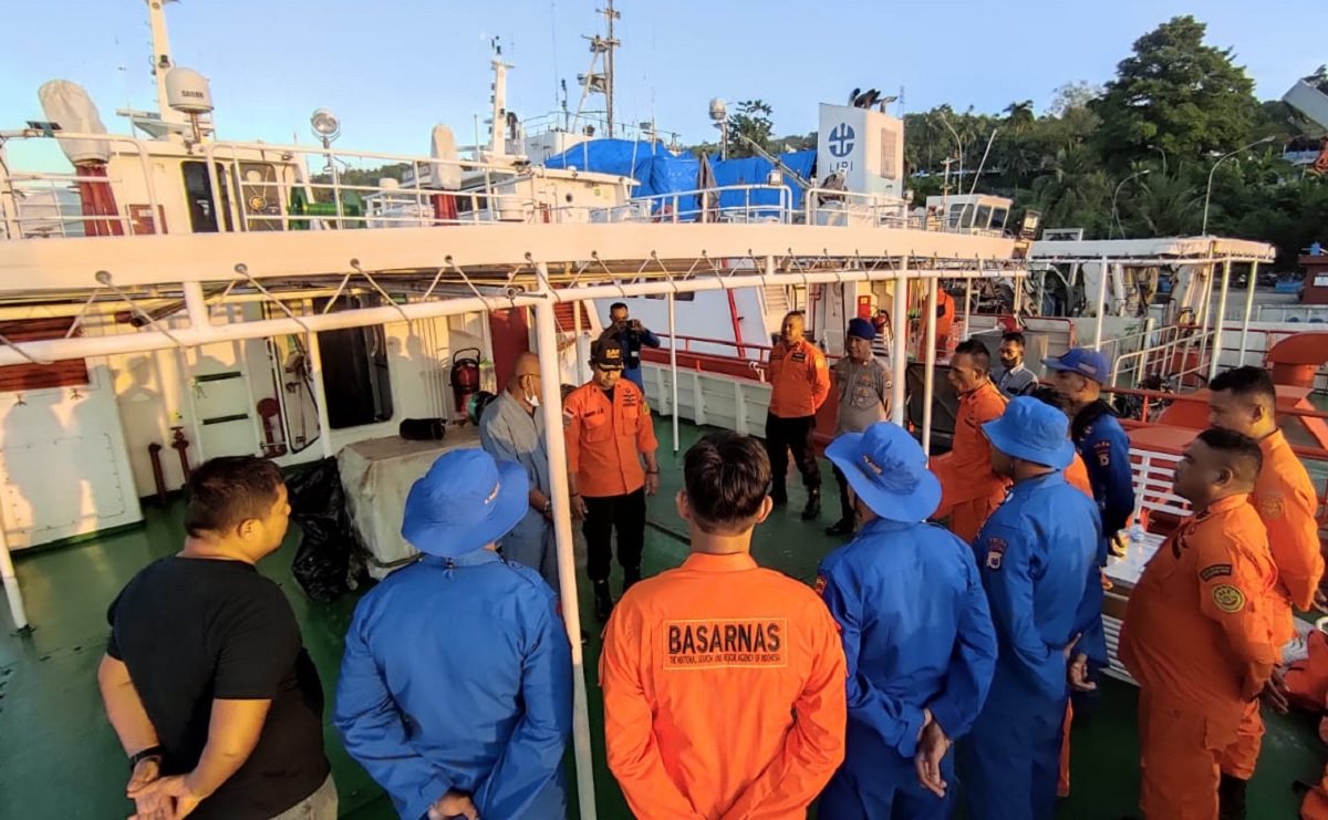 Tim SAR Gabungan saat akan melakukan persiapan evakuasi terhadap korban kapal tenggelam di perairan Pulau Mai, Kabupaten Maluku Tengah, Jumat (1/7/2022). (FOTO: SAR Ambon)