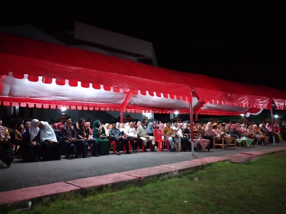 Tamu dan Undangan menghadiri pembukaan lomba MTQ, Qasida, Hadrat dan Sepakbola di Negeri Siri Sori Islam Kecamatan Saparua Timur Kabupaten Maluku Tengah, Provinsi Maluku.