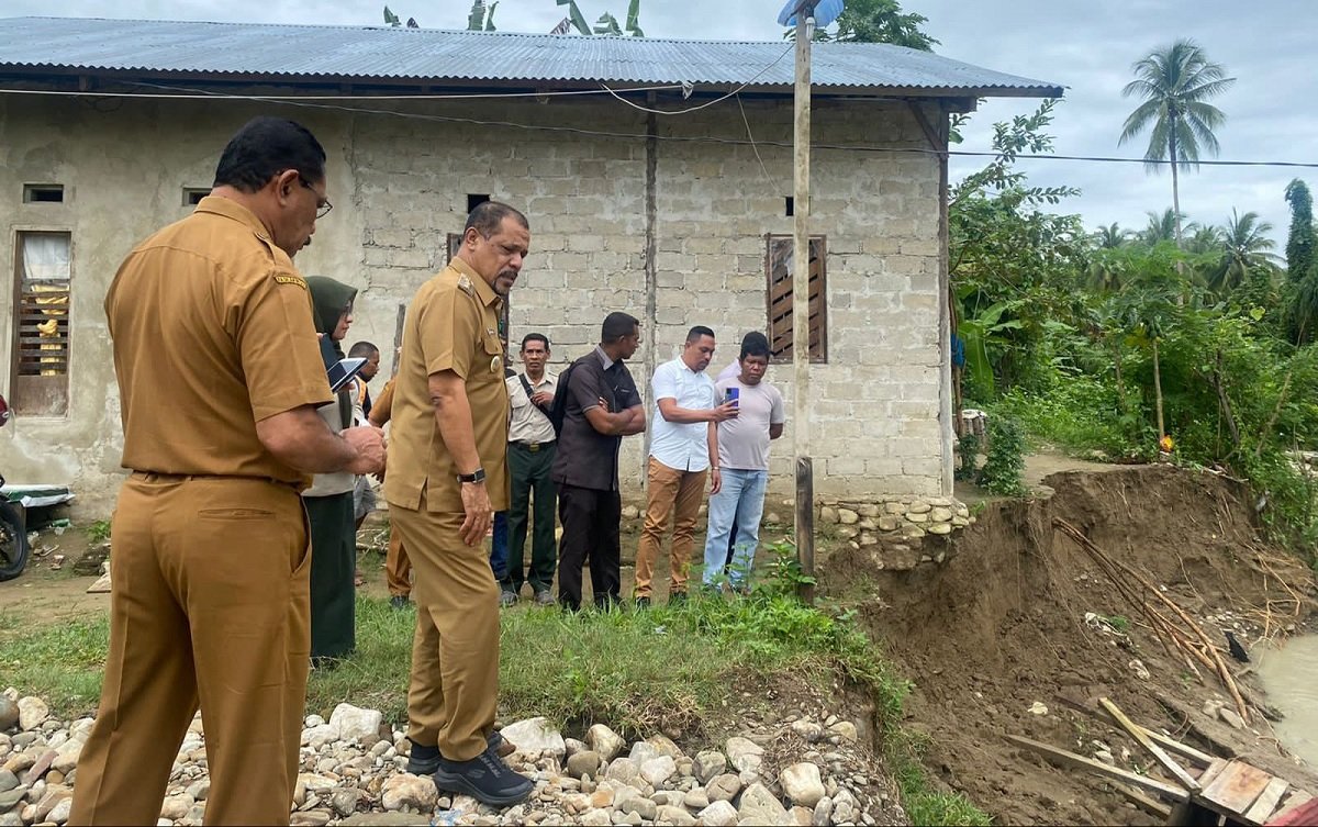 Bupati dan Sekda SBT saat meninjau kondisi rumah warga yang terkenal dampak abrasi di Sungai Wailola, Kota Bula, Selasa (12/7/2022)