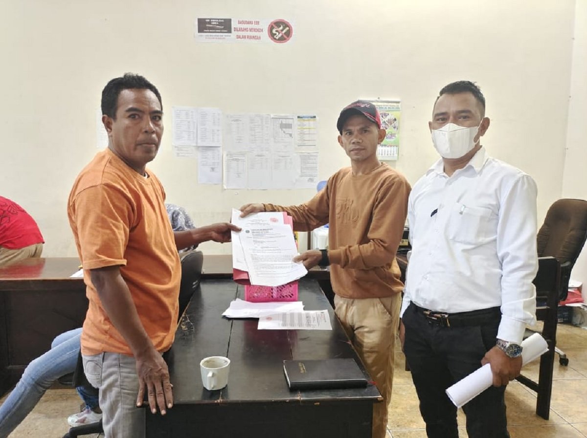 Dua advokat di Kabupaten Buru Ahmad Belasa dan Ambo Kolengsusu saat melayangkan surat aduan ke Badan Kehormatan DPRD Buru, terkait Jabatan Koordinator Komisi pada Jumat (19/8/2022)
