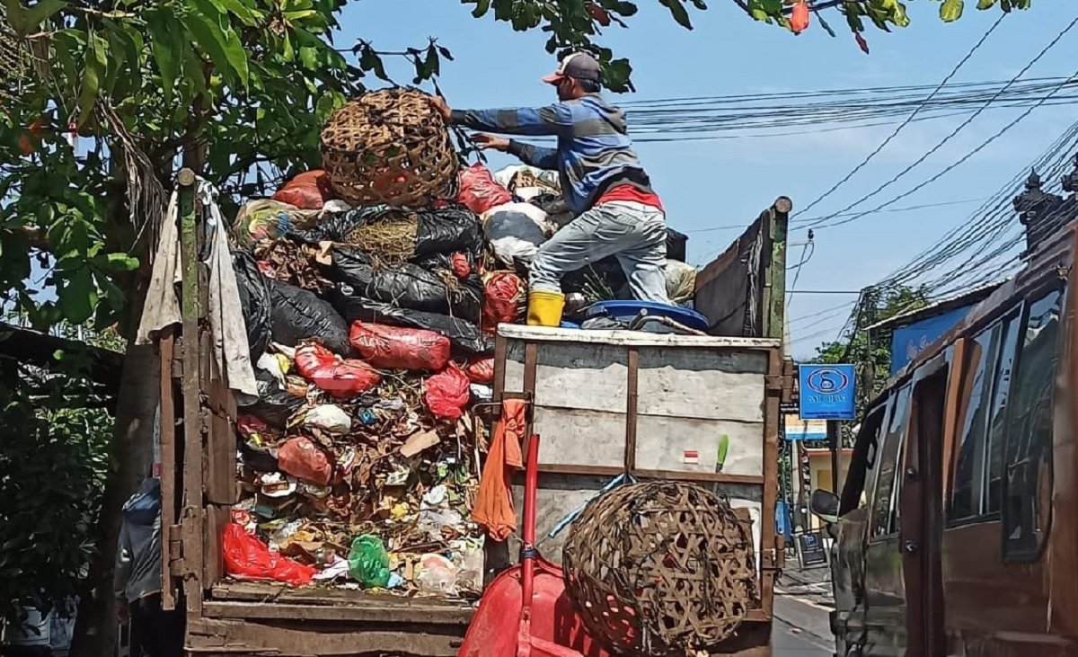 Salah satu armada sampah yang dioperasikan Pemkot Ambon saat mengangkut sampah menuju TPA