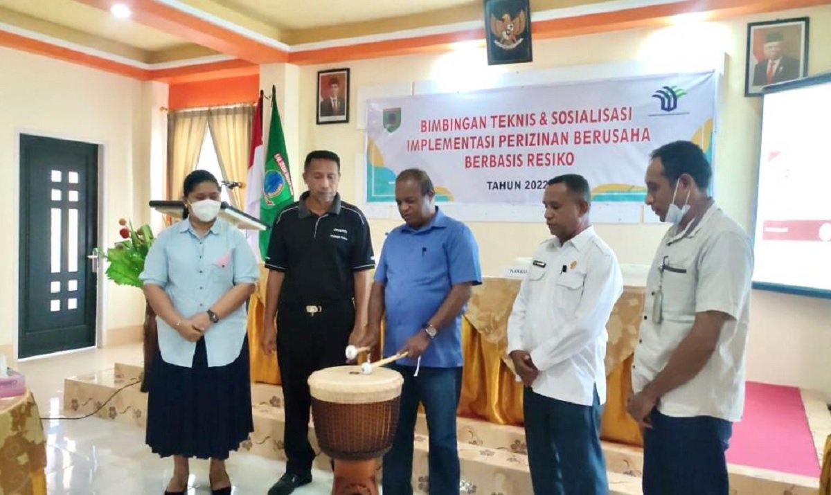 Asisten II Sekretariat Daerah [Setda] Kabupaten Seram Bagian Timur [SBT] Idris Boufakar membuka kegiatan Bimbingan Teknis [Bimtek] dan Sosialisasi Implementasi Perizinan Berusaha berbasis resiko di Aula Hotel Surya, Kota Bula, Sabtu (6/8/2022) (Foto: beritabeta.com)