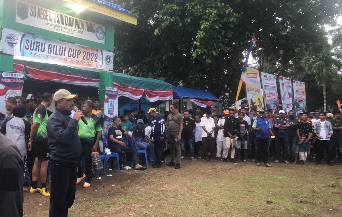 Sekda  SBT Jafar Kwairumaratu dalam sambutannya pada acara penutupan turnamen tersebut di lapangan Suru, Selasa sore (23/8/2022)