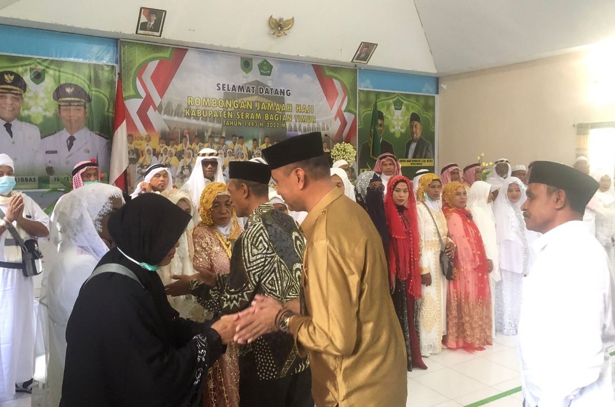 Asisten I Sekretariat Daerah [Setda] SBT Ambo Wokanubun saat menjemput jemaah haji asal Kabupaten SBT di Aula Kantor Kemenag SBT, Senin (8/8/2022) (foto: beritabeta.com)