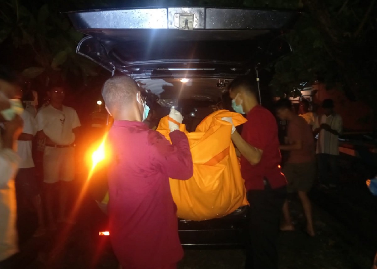 Proses evakuasi korban nelayan asal Negeri Haruku yang ditemukan di Pantai Dusun Arafatar, Negeri Ouw, Kecamatan Saparua Timur, Maluku Tangah, pada Selasa malam (30/8/2022)