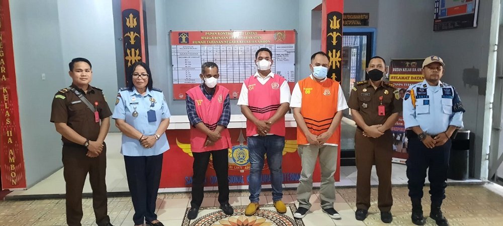 Tiga tersangka saat diserahkan oleh penyidik Kejati Maluku ke petugas Rutan Kelas IIA Ambon.