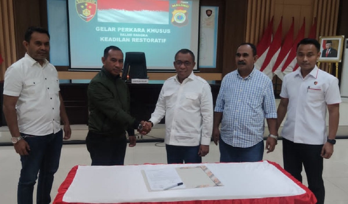Rustam Fadly Tukuboya, anggota DPRD Kabupaten Buru dan Ramli Umasugi, mantan Bupati Buru, sepakat berdamai.