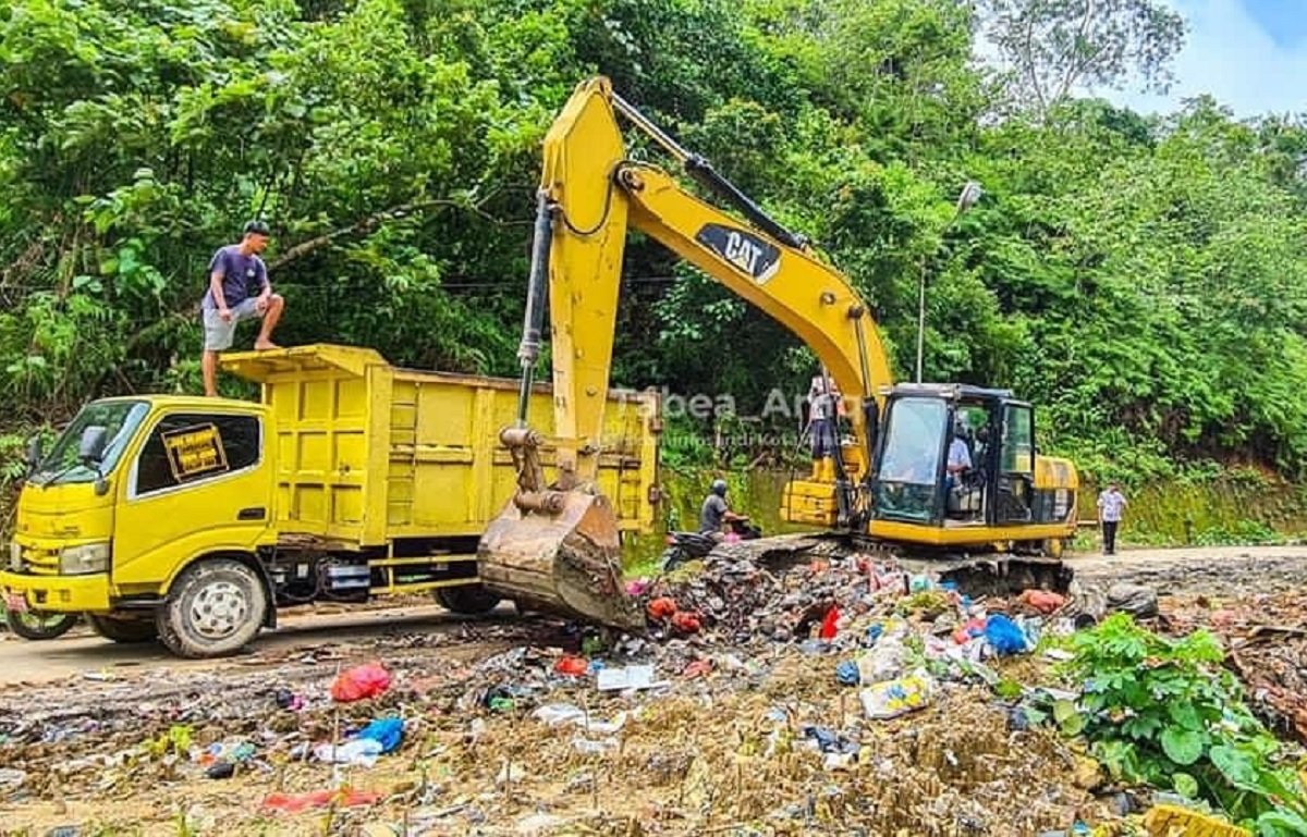 Pembersihan sampah dilakukan DLHP Kota Ambon di kawasan Air Besar, Desa Batumerah, Kota Ambon