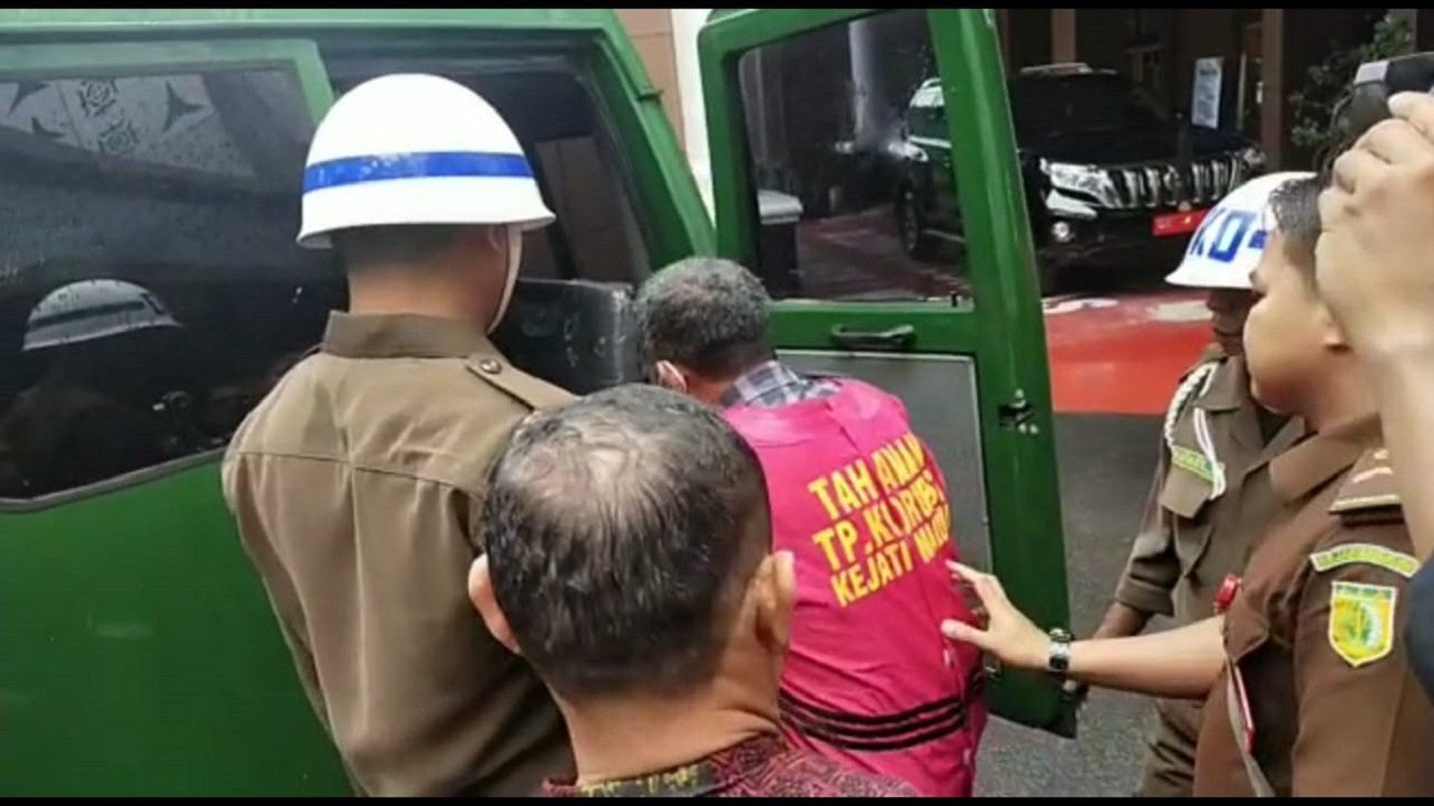 Tiga tersangka saat diangkut dengan mobil tahanan Kejati Maluku untuk dititipkan pada Rutan Kelas IIA Ambon Senin (08/08/2022). /foto : Penkum Kejati Maluku