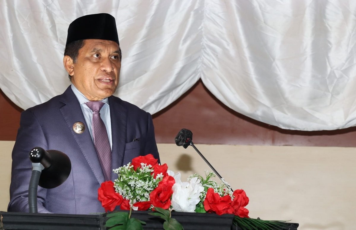Bupati Maluku Tengah Tuasikal Abua saat menyampaikan pidato politiknya pada Paripurna Pengumuman Pemberhentian Akhir Masa Jabatan Bupati dan Wakil Bupati Malteng periode 2017 – 2022 yang berlangsung di Kantor DPRD Malteng, Jumat (05/08/2022).