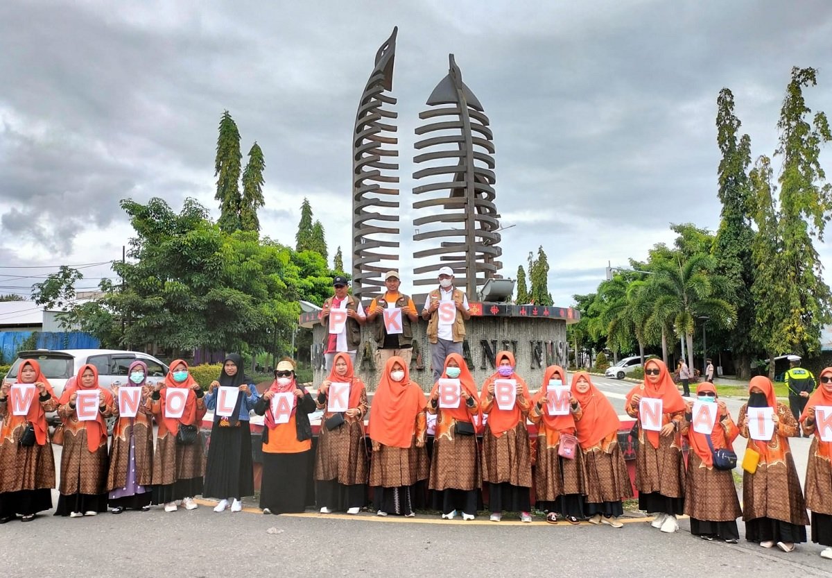 Sejumlah kader Partai Keadilan Sejahtera [PKS] Maluku Tengah [Malteng] menggelar aksi flash mob menolak kenaikan harega BBM di  Tugu Bundaran, Kota Masohi pada Minggu (11/9/2022).