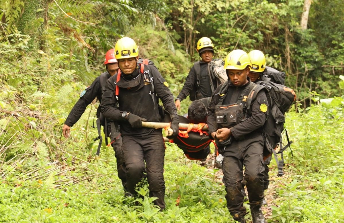 Proses evakuasi korban dilakukan peserta Pelatihan SAR Satuan Gunung Hutan Tahun 2022 yang diselenggarakan oleh Kantor Basarnas Ambon, di kawasan hutan Gunung Nona, Ambon,  Rabu (21/2022) (Foto: Humas Basarnas Ambon)